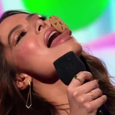 Miranda Cosgrove knows how to use her tongue