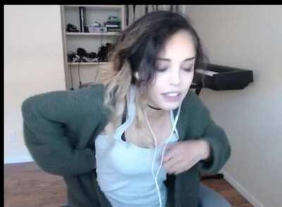 Her cleavage is so fucking sexy🥵