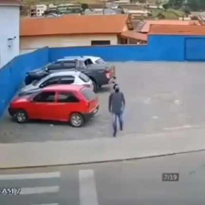 Убедись, что водитель тебя пропускает