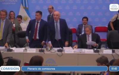 Cierre del plenario de ayer, a las 1:43 de la madrugada