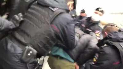 Мусульмане попротестовали в Москве у посольства Франции