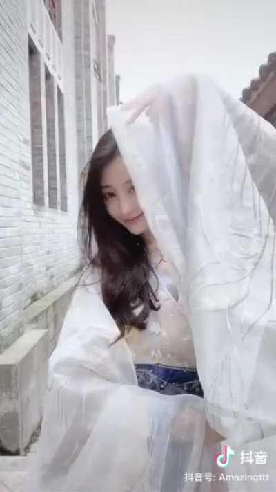 What song is that? Taken from a Chinese Tiktok. :)