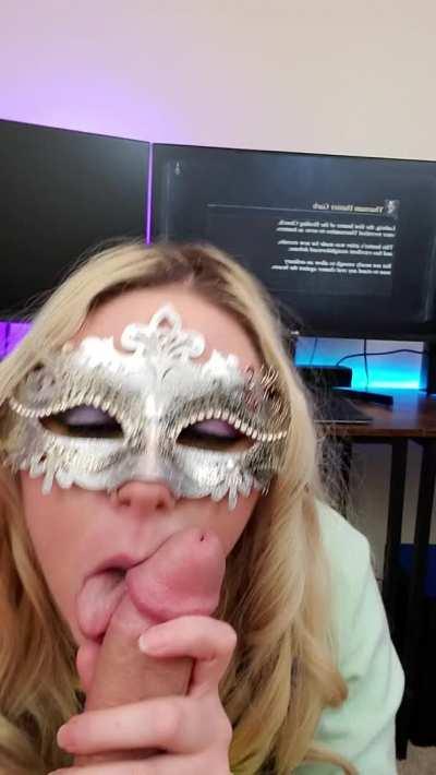 [OC] Sucking his cock in my Teddy Fresh color block while he [F]arms in Bloodborne. 🍆🤤