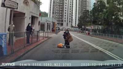 [Hong Kong] Kid runs red light (no severe injury)