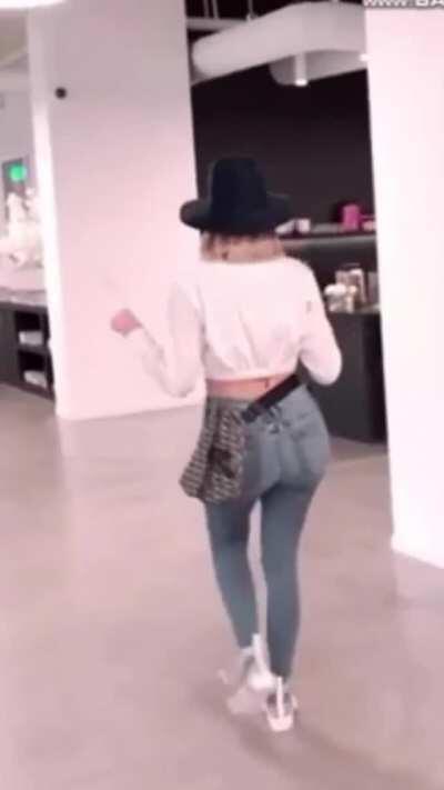KandidKhloe Ass in Jeans
