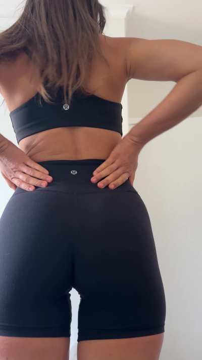 Showing off my black Lulu set 