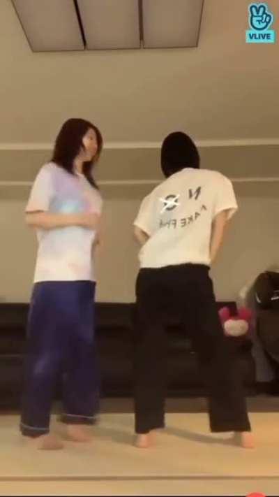 This iconic Vlive of Momo and Sana.