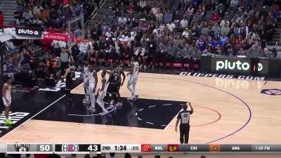 [Highlight] John Wall hits the acrobatic lay up