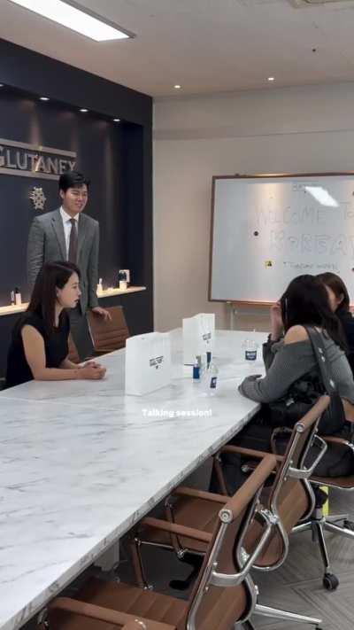 송지효 with the lucky winners from her Thailand fanmeet~