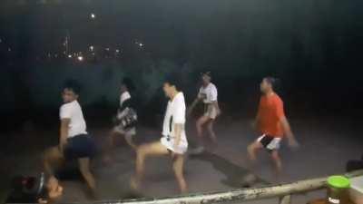 Magkano ibibigay mo pag ganito ka-effort ang mangangaroling sa inyo?