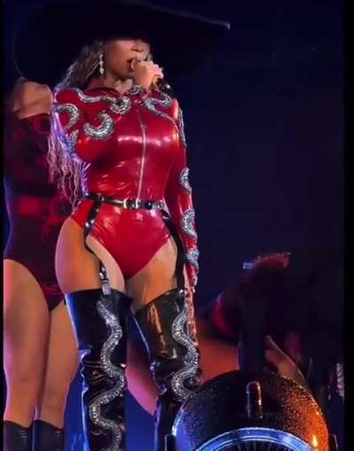 Beyonce in a sexy leather all wet🤤🫦