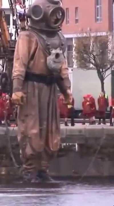 Giant Diver with moving head