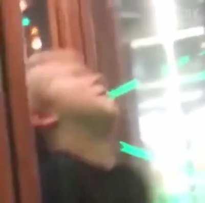 Мелкие долбятся лбами)