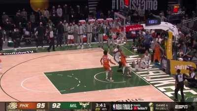 [Highlight] Refs swallow their whistles when Booker tries to purposely take his 6th foul