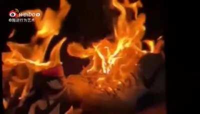 假人证明自己爱国心的方式是毁灭自己用真钞买的东西 假人失去了真货物 获得了假情感 请问这波操作赢几次？