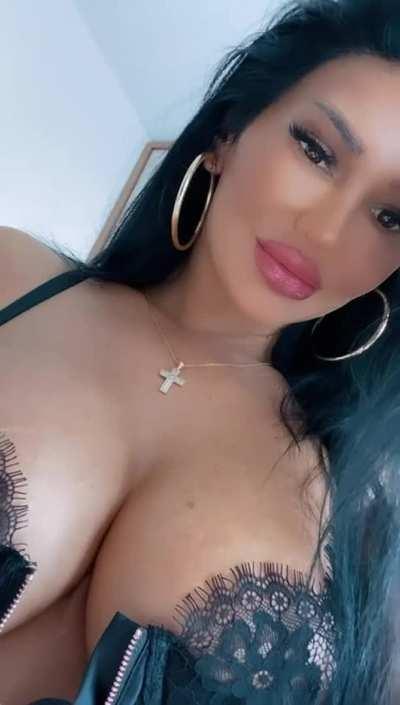 Hit that arrow if you’d empty your balls over my tiddies