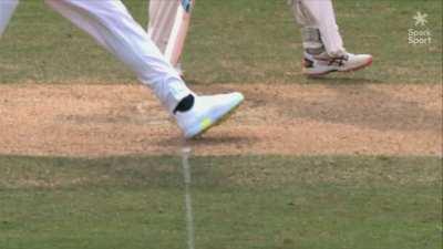 Staurt Broad to Usman Khawaja,No Ball!!