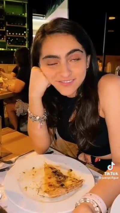 Este caballero decidio salir a festejar una fecha importante junto a su novia