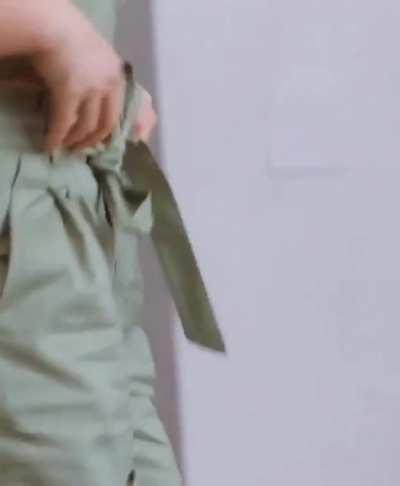 Florence Pugh poking through her J.Crew top.