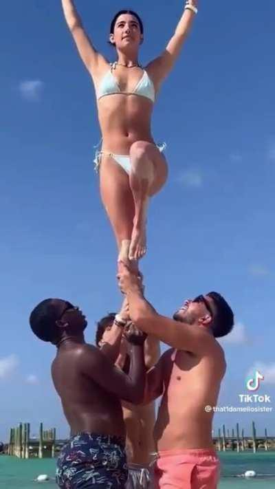 Charli Damelio at the beach (what an awesome piece of footage)