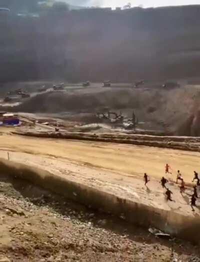 Nadie: ..... Todos cada vez que Elvisa pone musica con copy.