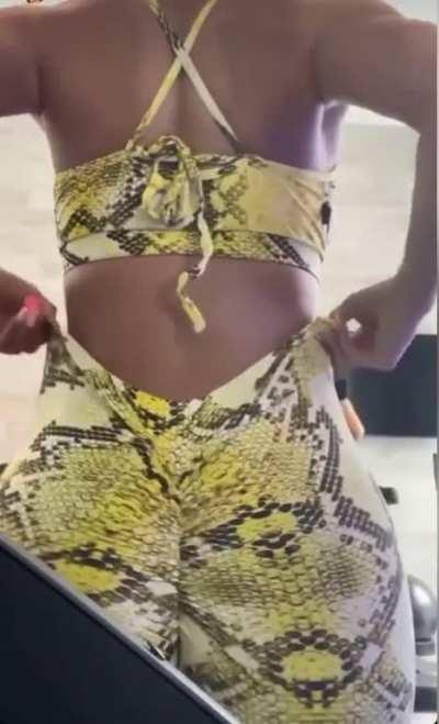 Leggings jiggle slow mo