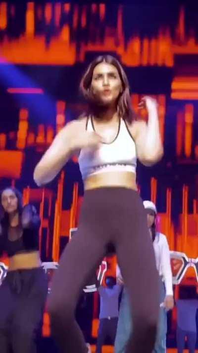 Kriti sanon in yoga fits showing her figureð¥µð¥