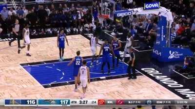 [Highlight] Draymond Green fakes the hand-off and slams it with authority for the and-1!