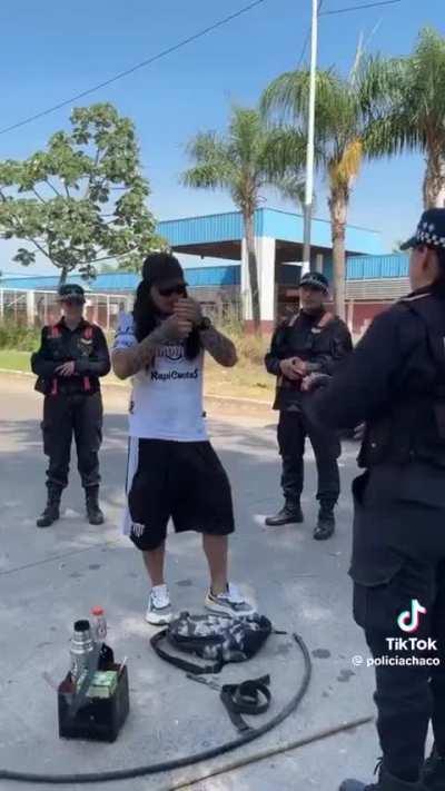 El Nery no tiene la mejor idea de preguntar a la Policía del Chaco que puede llevar a la cancha.