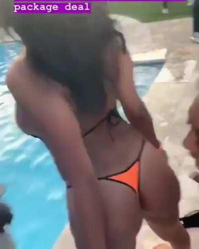 The way she started pulling the thong down tho! Imagine if OF was hot in 2014 like it is now. We would've gotten gold!