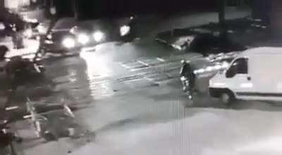 Delivery vio que la barrera estaba baja y se mandó igual