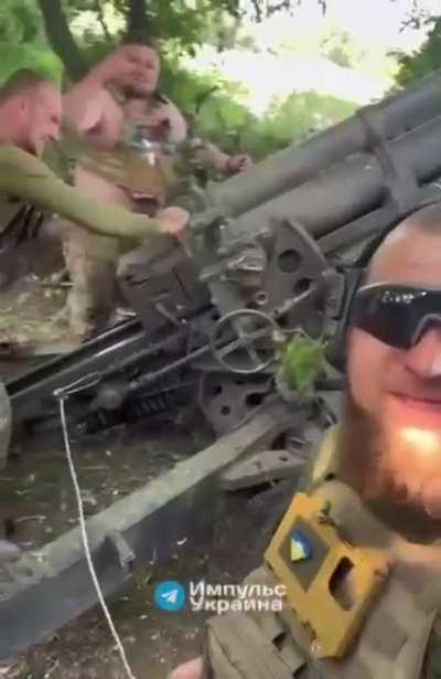 Ukrainians operating a M101 105mm Light Howitzer in the east.