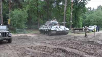 4 минуты Королевский тигр едет и у него ничего не ломается.