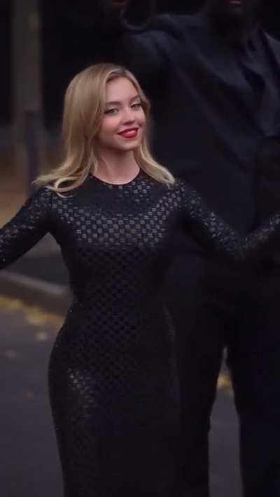 Her look for the 2023 Giorgio Armani Paris Fashion Show