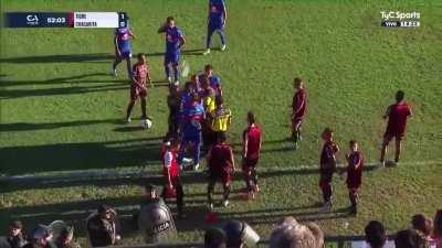 Hincha de Tigre le tiró un botellazo a un jugador de Chacarita y suspendieron el partido