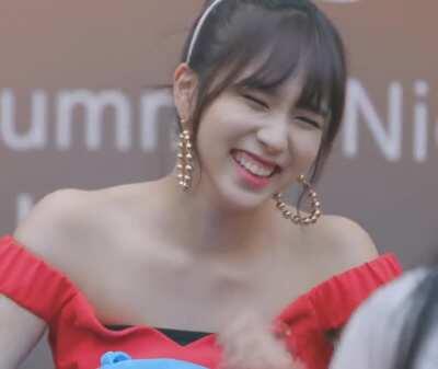 Mina gummy smile
