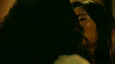 Nafessa Williams & Chantal Thuy (Black Lightning - s02e05)