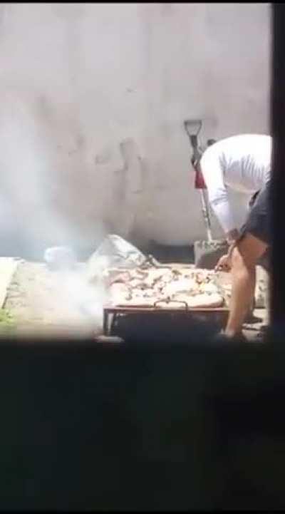 Penal de olmos, los presos comen asado, los jubilados comen una vez al dia, argentina un pais