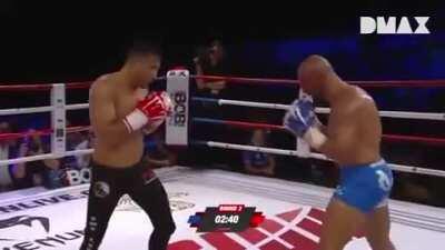Tayfun Özcan pummeling Ardalan Sheikholeslami with relentless pace, throwing punches in bunches