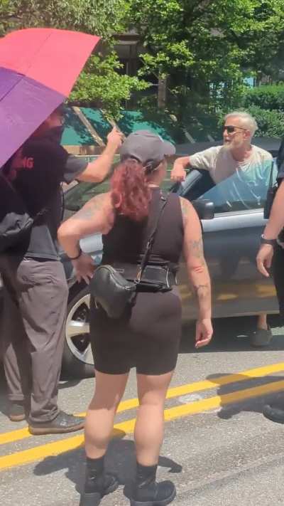 Fascist chased back into his car during protests in Pittsburgh