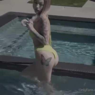Bhad Bhabie twerking in her pool 😍