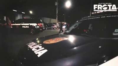 O vídeo mais aleatório do ano até aqui: Alexandre Frota acompanhando operação da polícia para parar festa clandestina. Chegando lá, descobrem que é um cassino e entre os frequentadores está o Gabigol