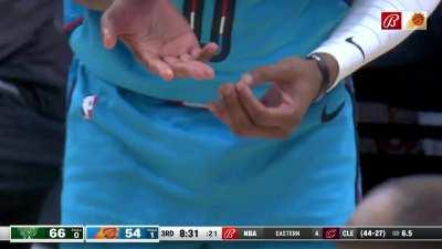 [Highlight] Giannis knocks out Torrey Craig’s tooth