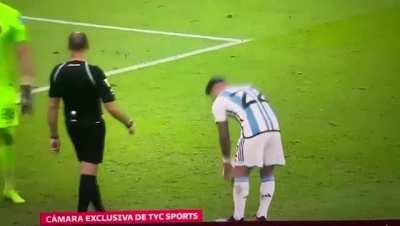 Lautaro poniendole los puntos al arquero antes de patear