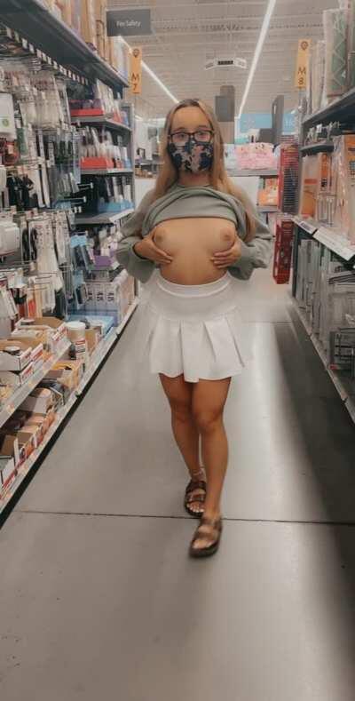 (F)lashing my boobs for you 😋