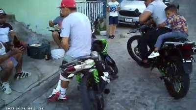 hay personas cerca que constantemente consumen alcohol y drogas, y acosan a quienes pasan por el lugar con música a alto volumen hasta las 5 a.m. A pesar de haber denunciado en la Comisaría de San Pedro Tlaquepaque, no he visto cambios. No deseo acudir a 