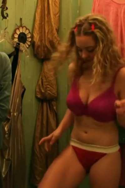 Sydney in “Everything Sucks” 2018