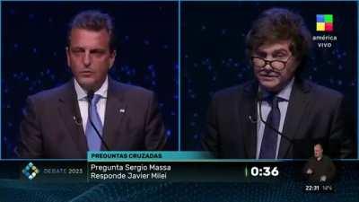 Haceme la pregunta sobre el papa pero fijate que no se note. Que no se note...te dije!!!