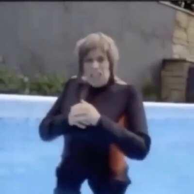 NOOOOOOOOO WHY SHE NO LIVE IN WATER