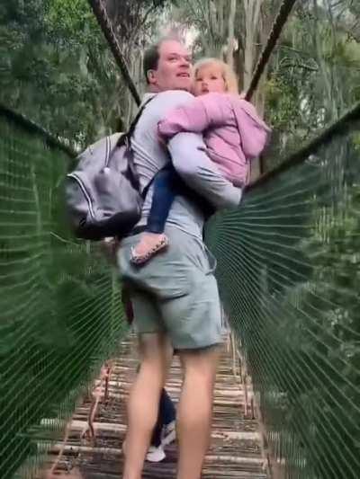 🔥 Primate swings past family for an unforgettable experience